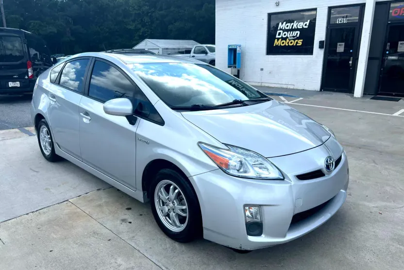 2010 Toyota Prius Three photo 1