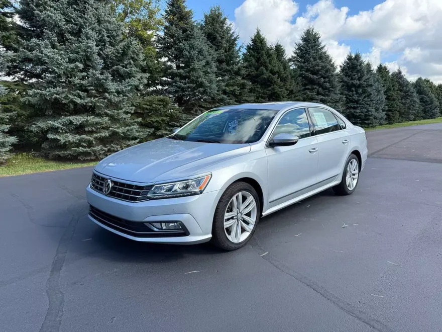 2017 Volkswagen Passat SE photo 1