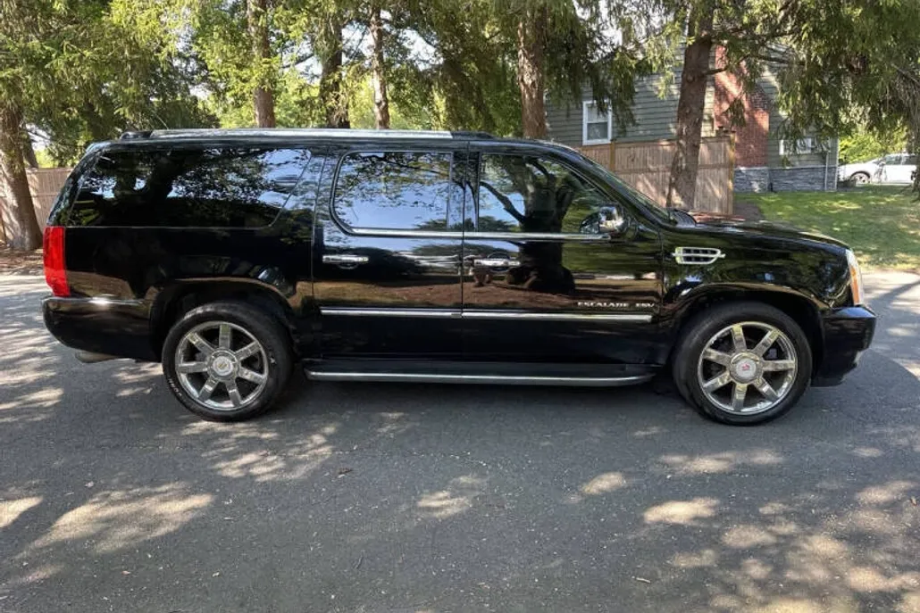 2011 Cadillac Escalade ESV Luxury photo 1