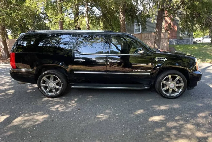 2011 Cadillac Escalade ESV Luxury photo 1