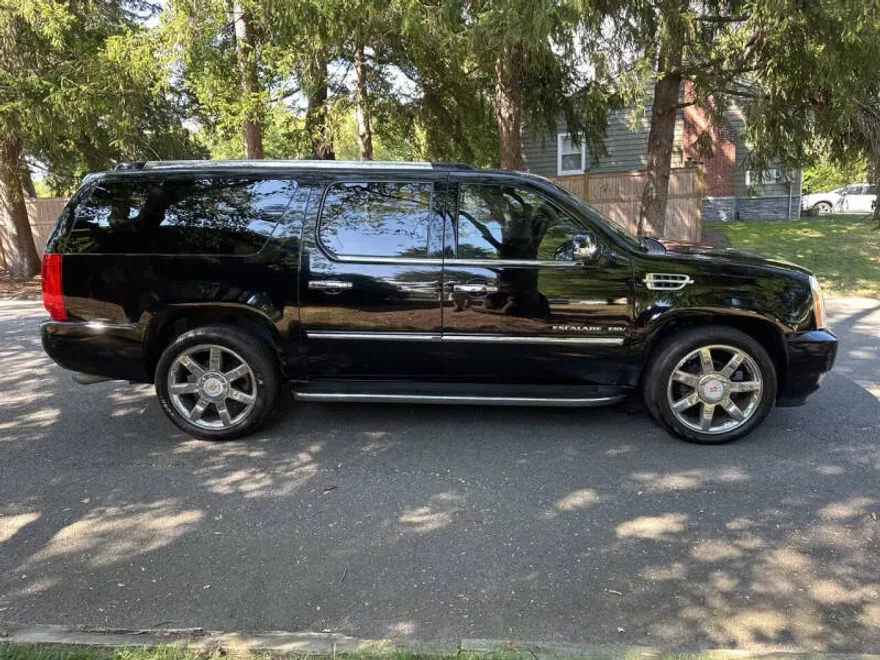 2011 Cadillac Escalade ESV Luxury photo 1