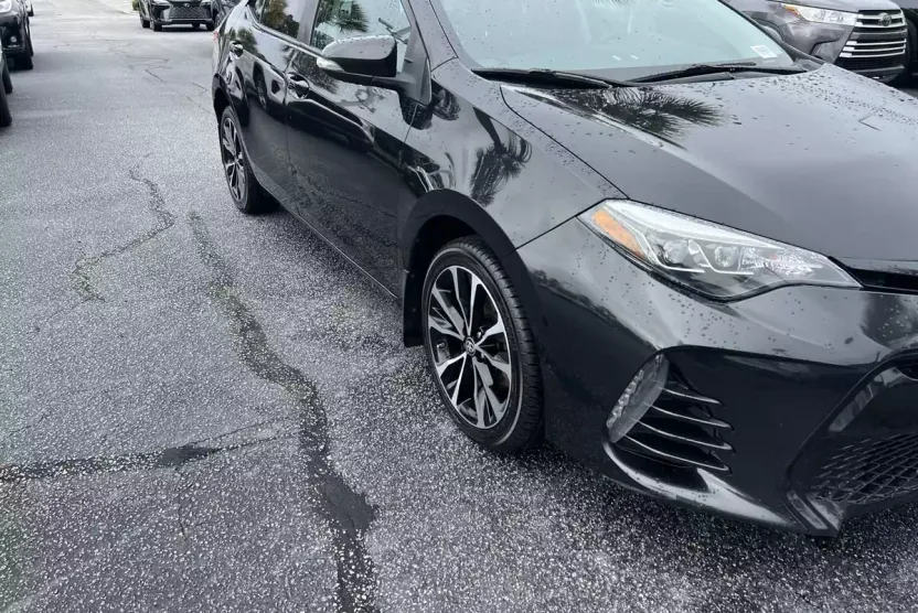 2017 Toyota Corolla SE photo 1