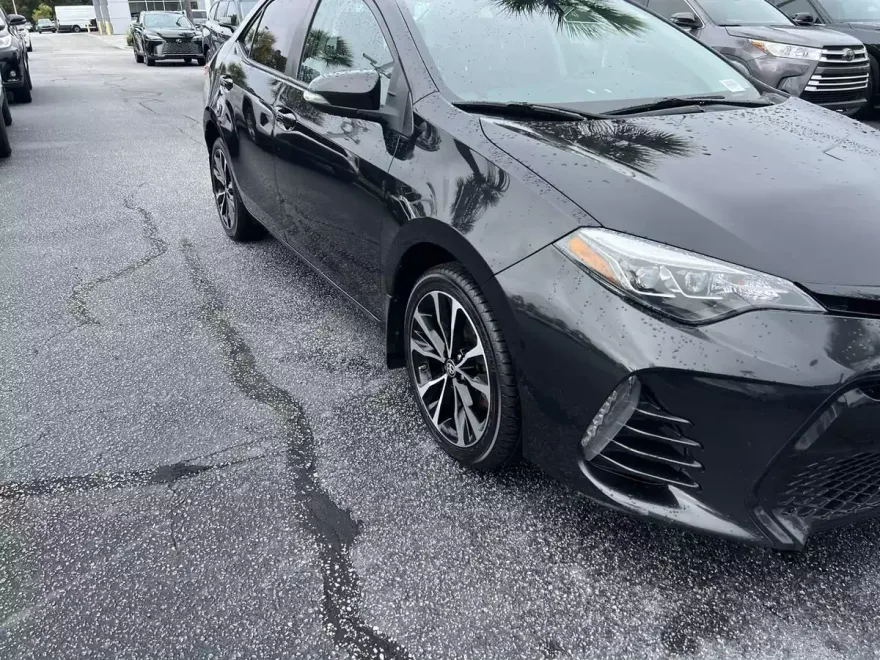 2017 Toyota Corolla SE photo 1