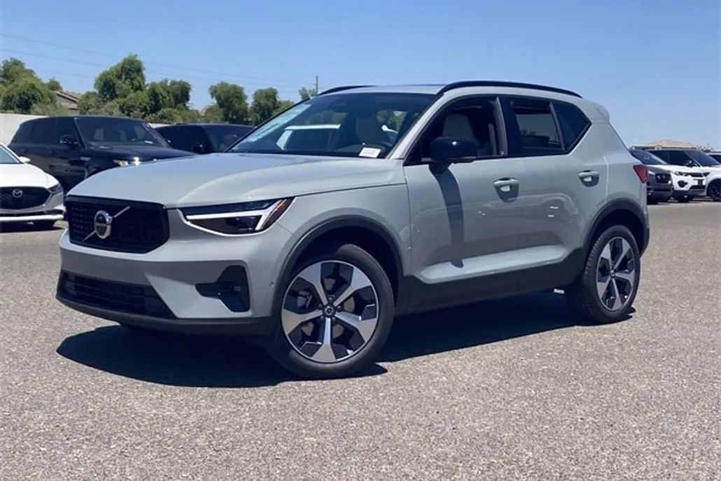 2026 Volvo XC40 Plus photo 1