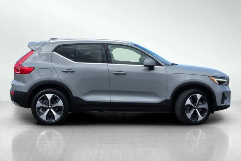 2024 Volvo XC40 AWD Plus photo 1
