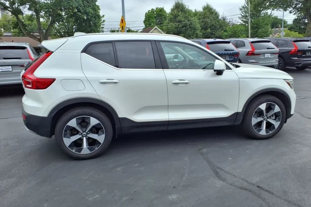 2025 Volvo XC40 Core photo 1