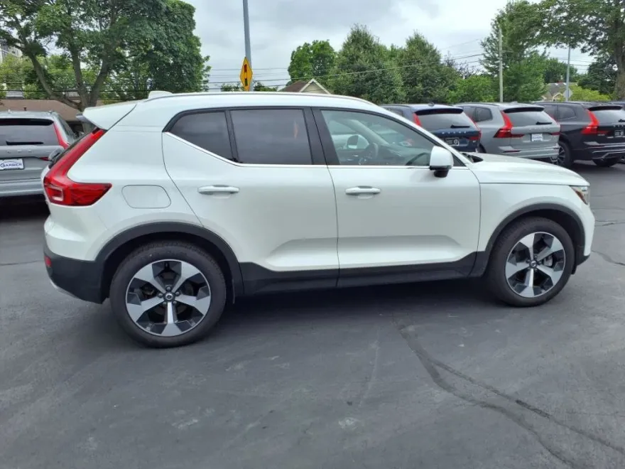 2025 Volvo XC40 Core photo 1