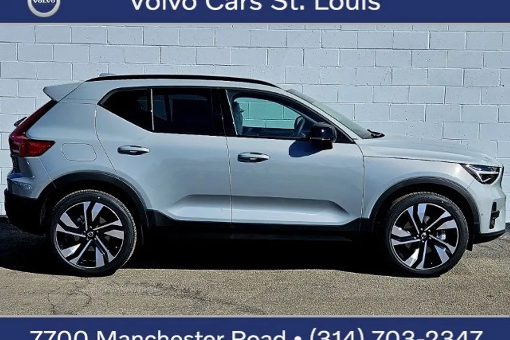 2025 Volvo XC40 photo 1