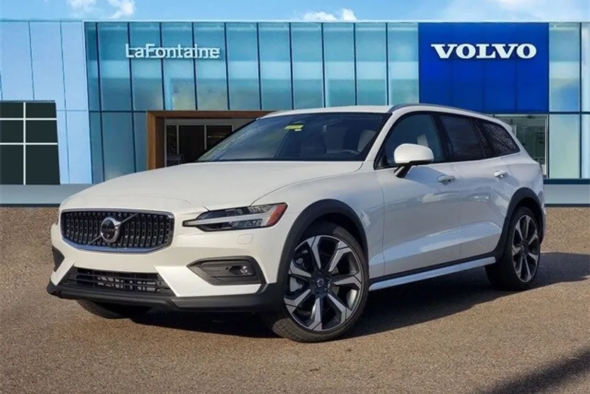 2025 Volvo V60 Cross Country B5 photo 1