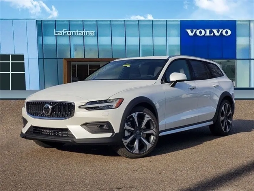 2025 Volvo V60 Cross Country B5 photo 1