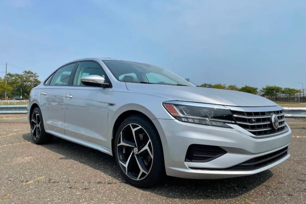 2020 Volkswagen Passat R-Line photo 1