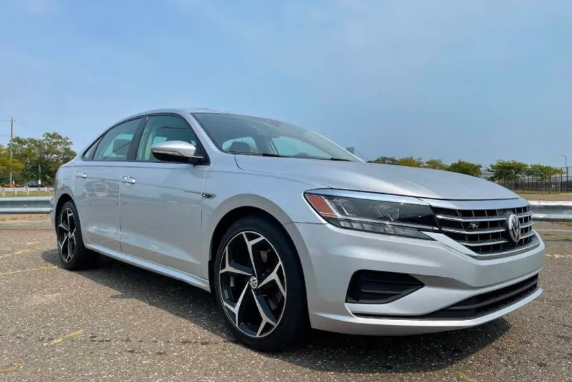 2020 Volkswagen Passat R-Line photo 1
