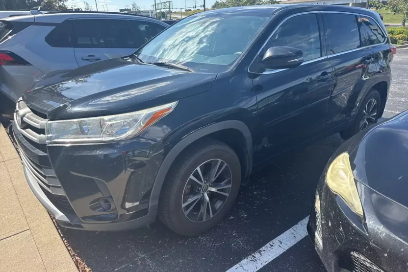 2017 Toyota Highlander LE photo 1