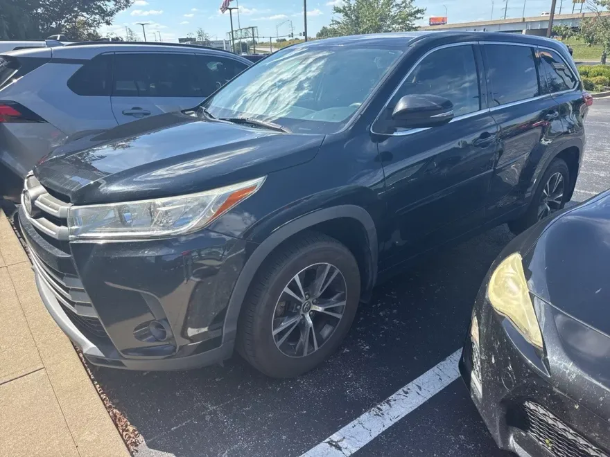 2017 Toyota Highlander LE photo 1