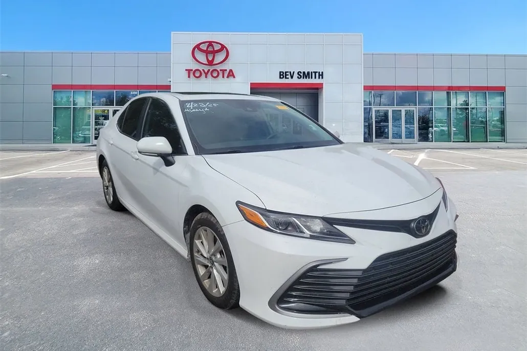 2024 Toyota Camry LE photo 1
