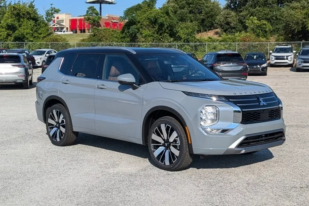 2025 Mitsubishi Outlander SEL photo 1