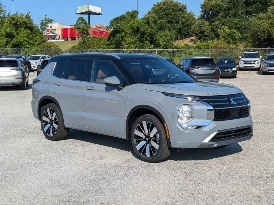 2025 Mitsubishi Outlander SEL photo 1