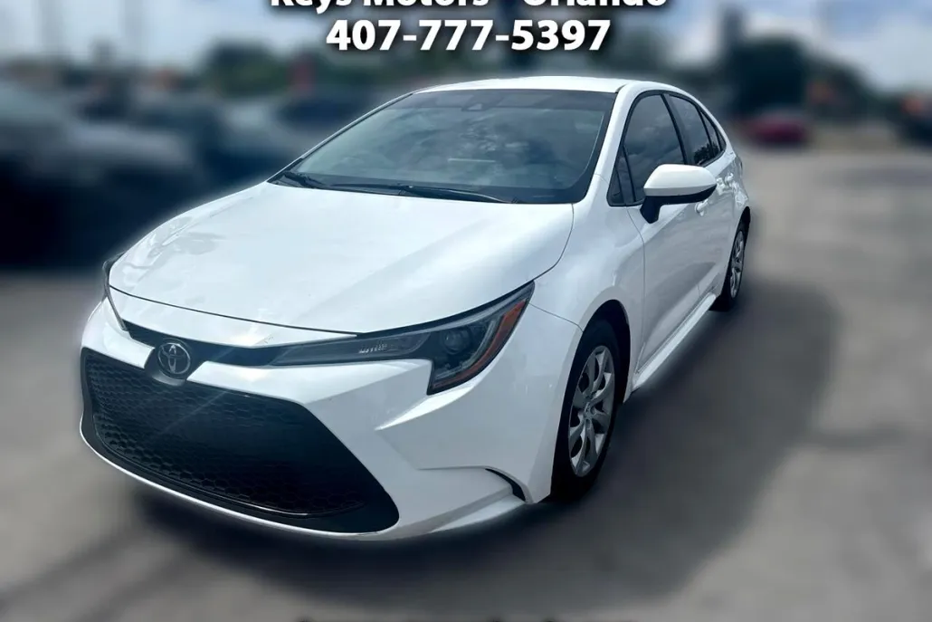 2021 Toyota Corolla LE photo 1