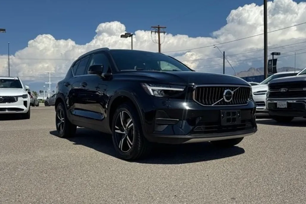 2025 Volvo XC40 Core photo 1