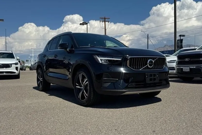 2025 Volvo XC40 Core photo 1
