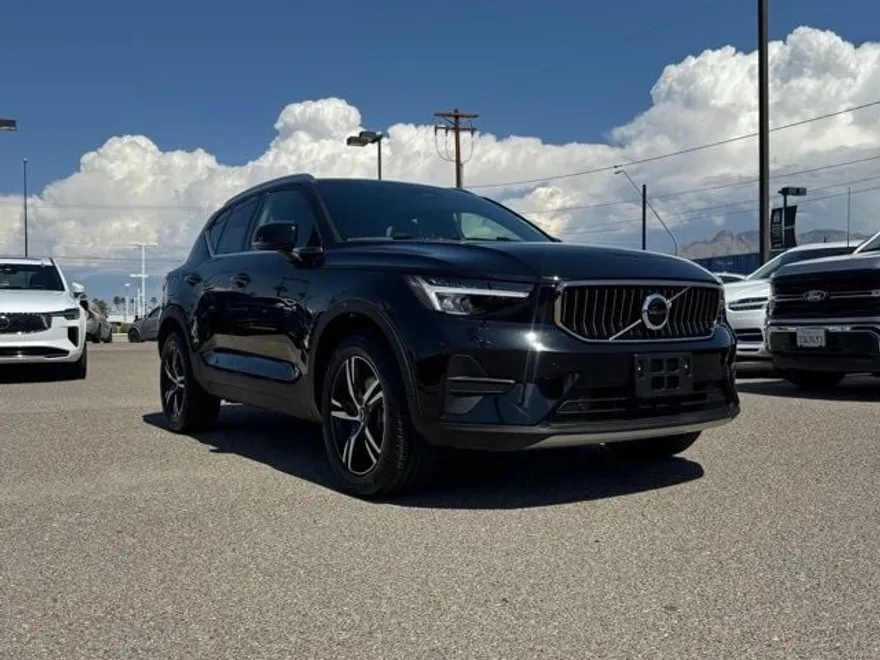 2025 Volvo XC40 Core photo 1