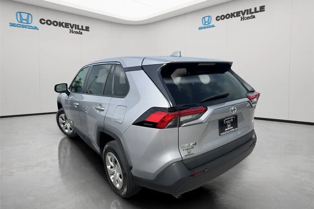 2022 Toyota RAV4 LE photo 1