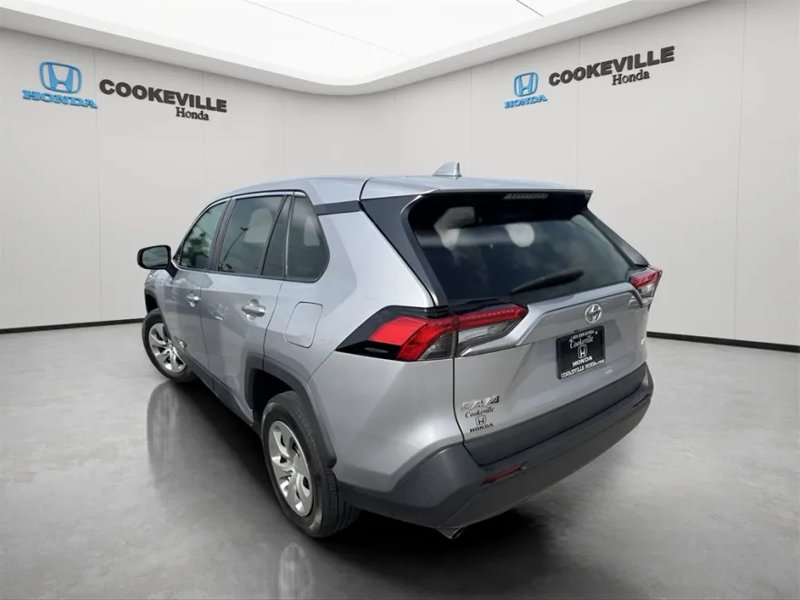 2022 Toyota RAV4 LE photo 1