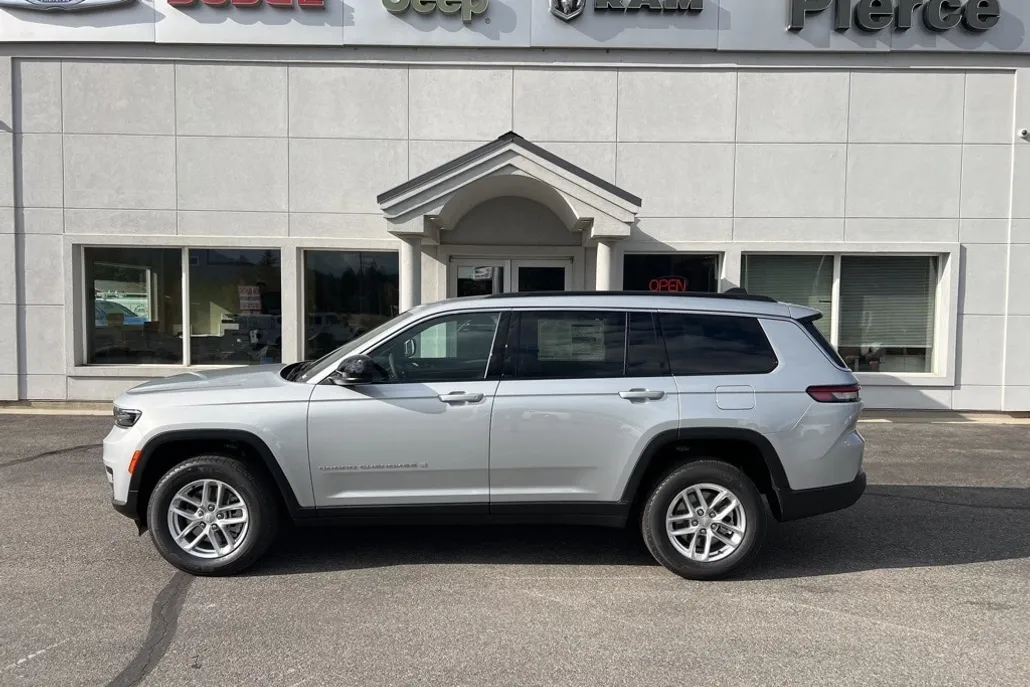 2025 Jeep Grand Cherokee Laredo photo 1