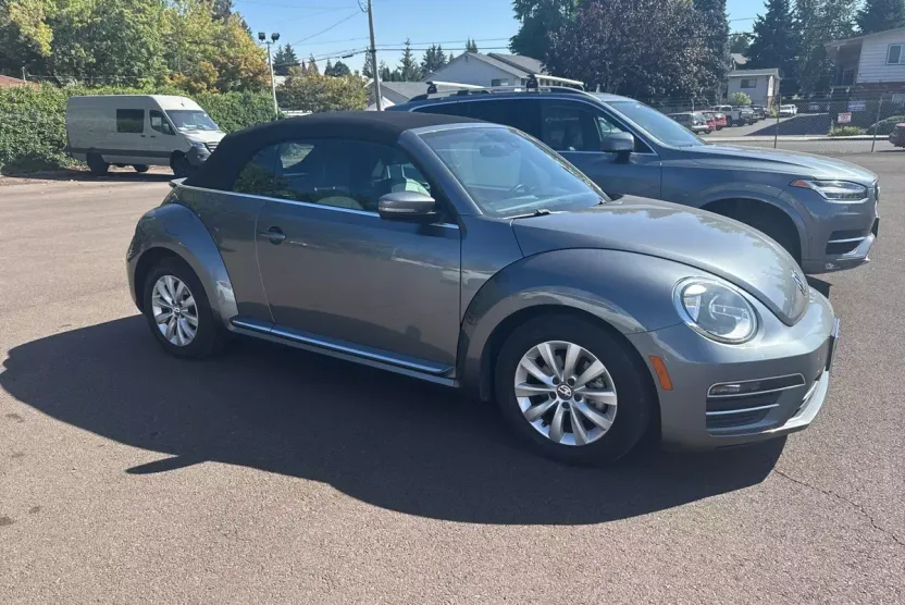2017 Volkswagen Beetle 1.8T S photo 1