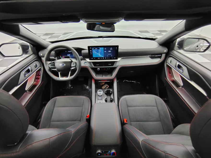 2025 Ford Explorer ST photo 1