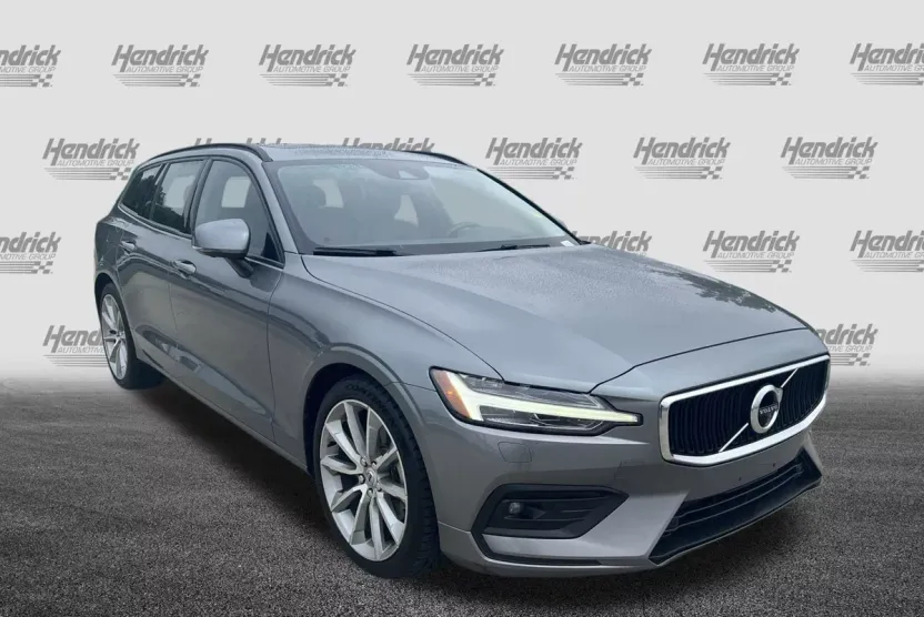 2020 Volvo V60 Momentum photo 1