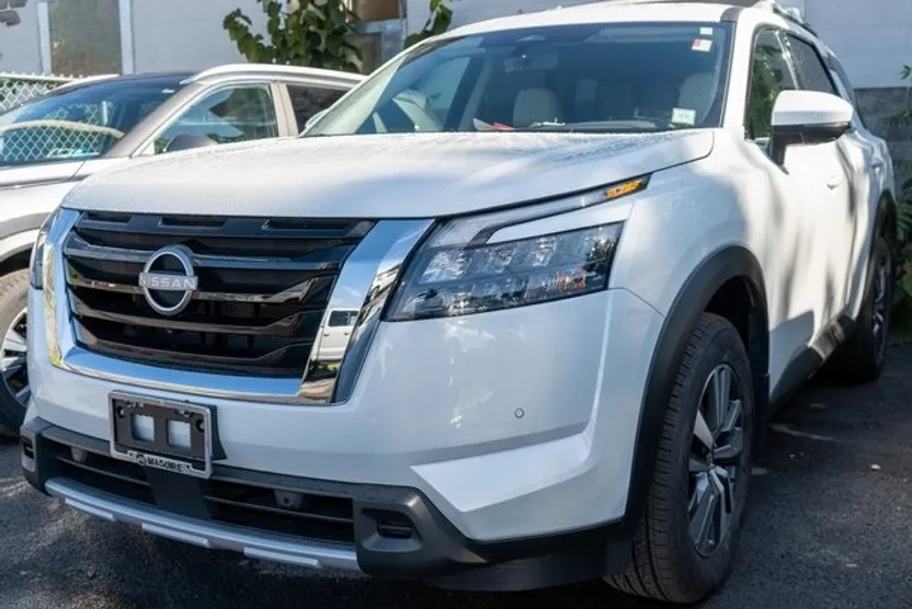 2025 Nissan Pathfinder SL photo 1
