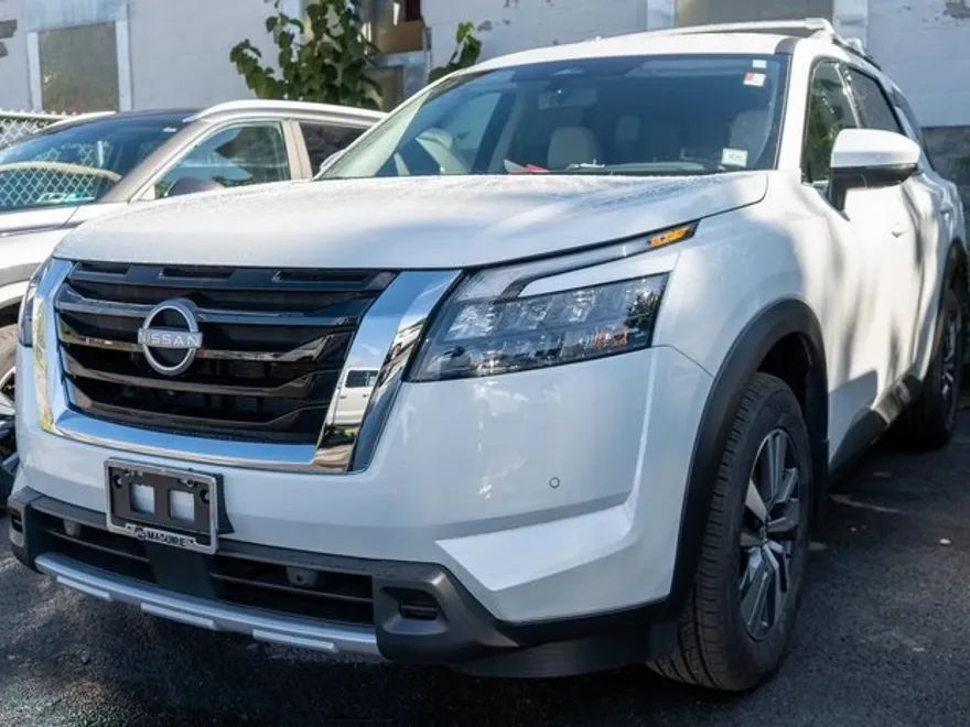 2025 Nissan Pathfinder SL photo 1