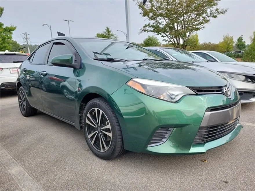 2015 Toyota Corolla LE photo 1
