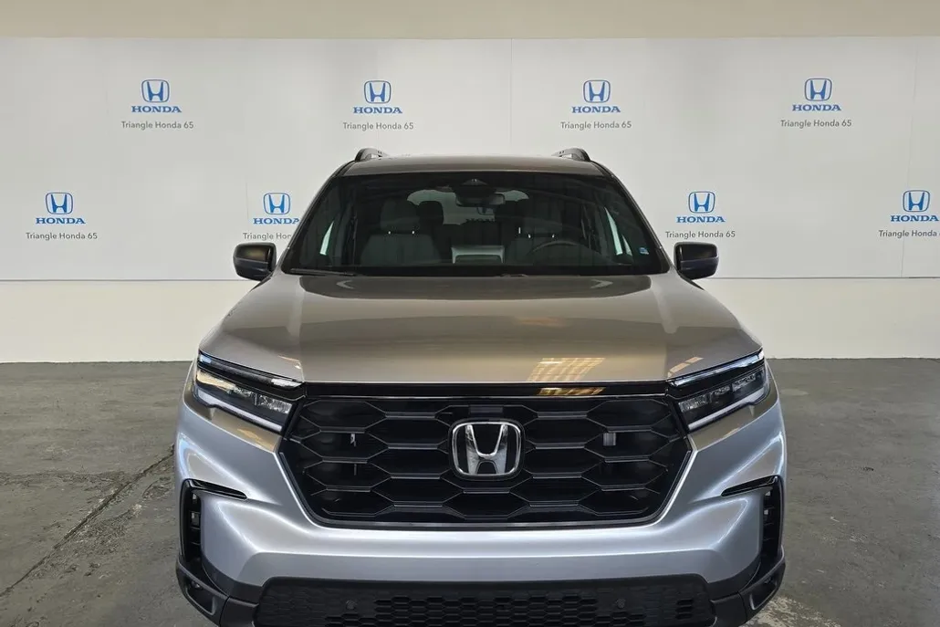 2025 Honda Pilot Sport photo 1