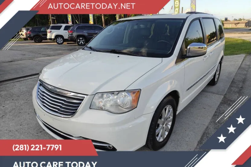2011 Chrysler Town & Country photo 1