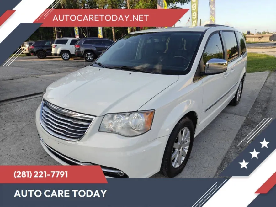 2011 Chrysler Town & Country photo 1