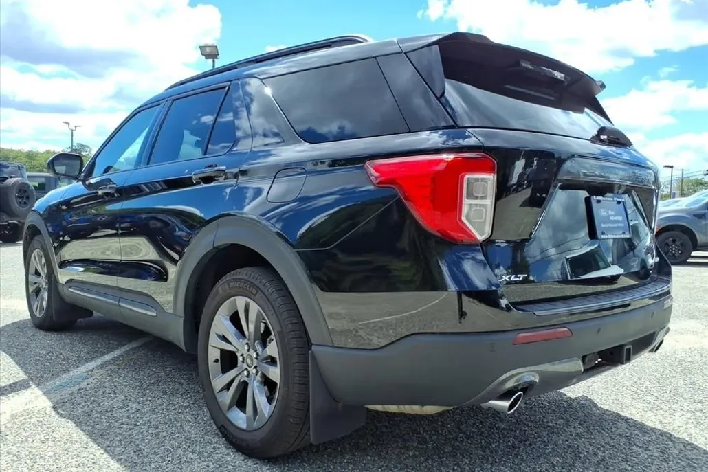2022 Ford Explorer XLT photo 1