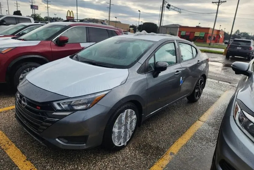 2025 Nissan Versa 1.6 SR photo 1