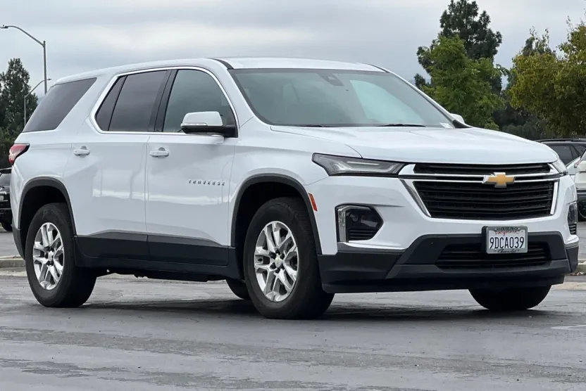 2023 Chevrolet Traverse LS photo 1