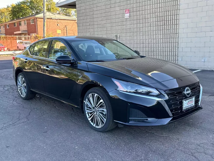 2025 Nissan Altima SL photo 1
