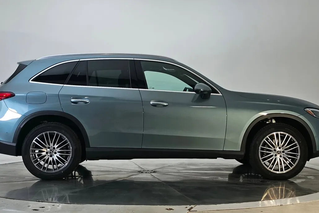 2025 Mercedes Benz GLC 300 4MATIC photo 1