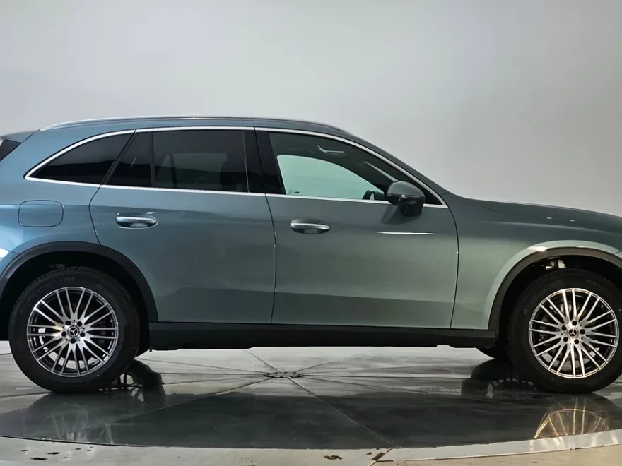2025 Mercedes Benz GLC 300 4MATIC photo 1