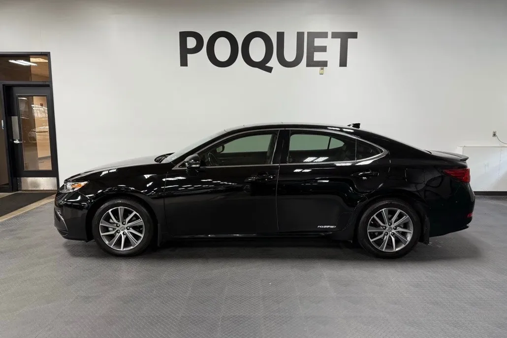2017 Lexus ES 300h photo 1