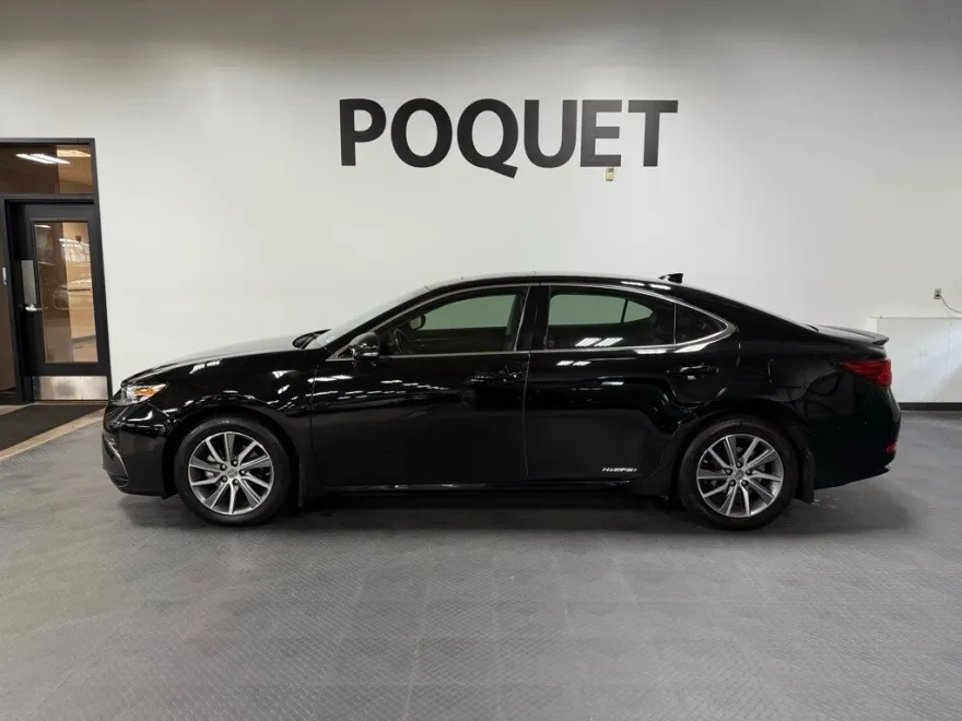 2017 Lexus ES 300h photo 1