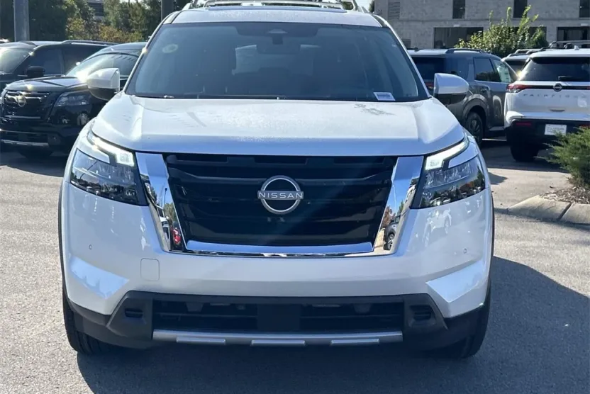 2025 Nissan Pathfinder Platinum photo 1