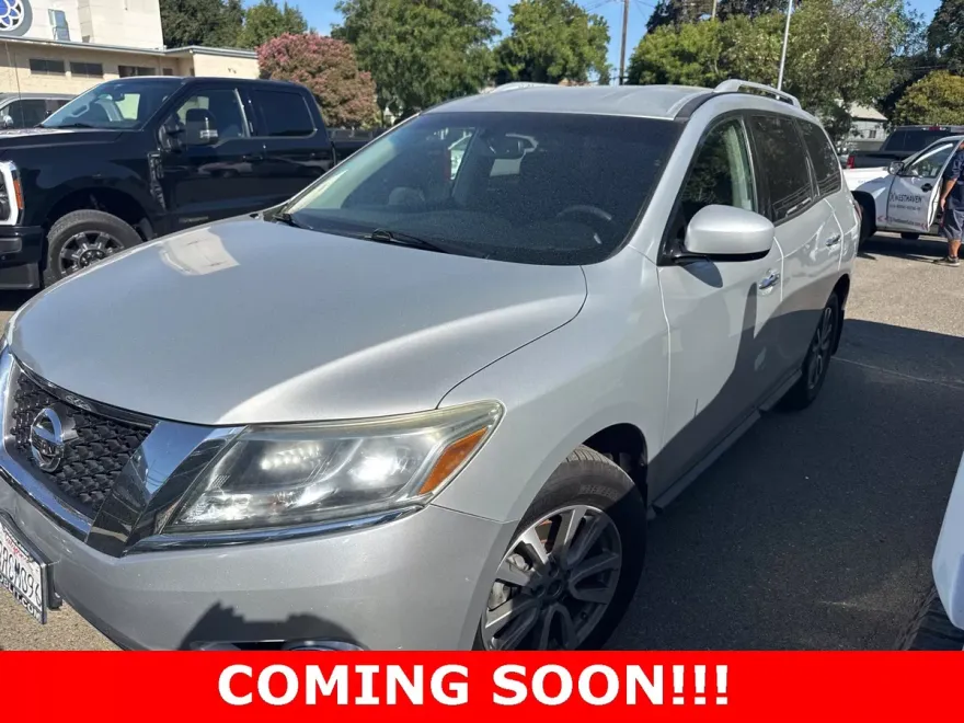 2016 Nissan Pathfinder SV photo 1