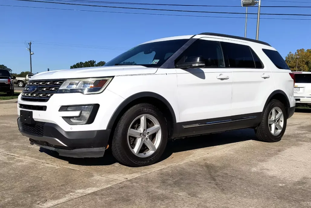 2016 Ford Explorer XLT photo 1