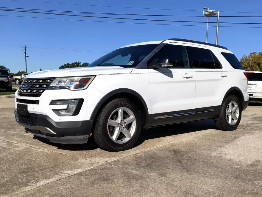 2016 Ford Explorer XLT photo 1