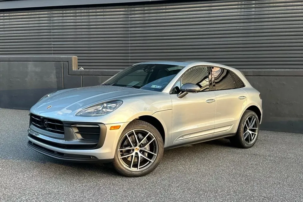 2025 Porsche Macan T photo 1